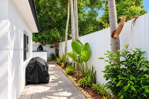 House in Hollywood, Florida 4 bedrooms, 127.65 sq.m. № 2400614 - photo 18