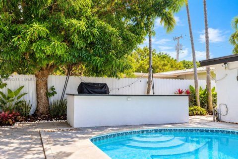 House in Hollywood, Florida 4 bedrooms, 127.65 sq.m. № 2400614 - photo 17