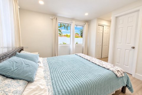 House in Hollywood, Florida 4 bedrooms, 127.65 sq.m. № 2400614 - photo 13