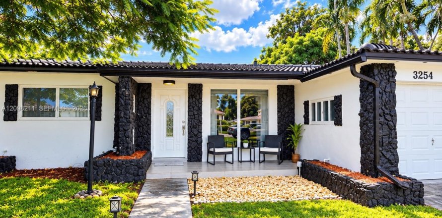 House in Hollywood, Florida 4 bedrooms, 127.65 sq.m. № 2400614