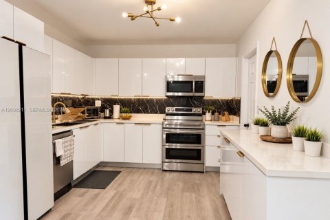 House in Hollywood, Florida 4 bedrooms, 127.65 sq.m. № 2400614 - photo 5