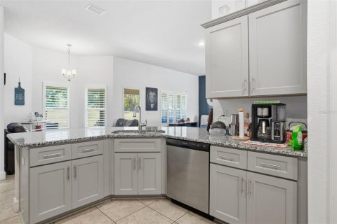 House in Dade City, Florida 4 bedrooms, 237.37 sq.m. № 2157373 - photo 14