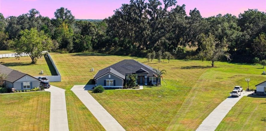 House in Dade City, Florida 4 bedrooms, 237.37 sq.m. № 2157373