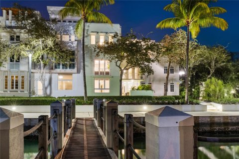 Townhouse in Miami Beach, Florida 5 bedrooms, 424.93 sq.m. № 1991287 - photo 2