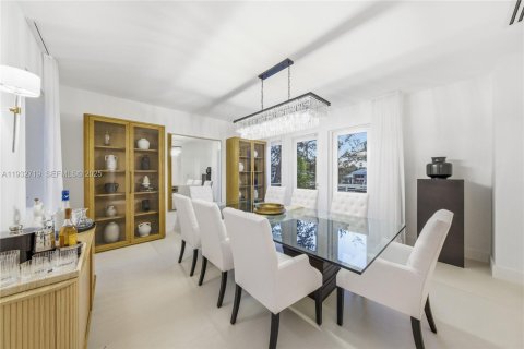 Townhouse in Miami Beach, Florida 5 bedrooms, 424.93 sq.m. № 1991287 - photo 5