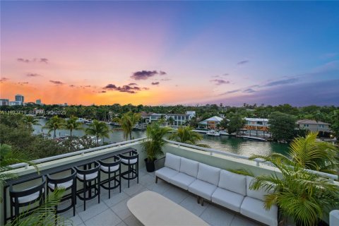 Townhouse in Miami Beach, Florida 5 bedrooms, 424.93 sq.m. № 1991287 - photo 1