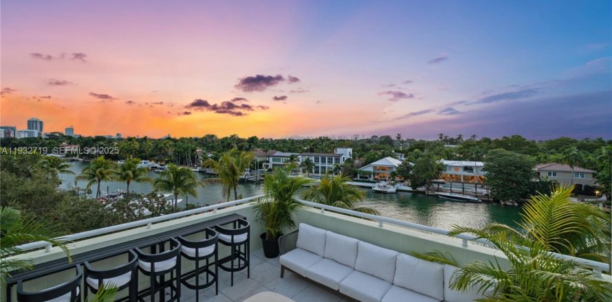 Townhouse in Miami Beach, Florida 5 bedrooms, 424.93 sq.m. № 1991287