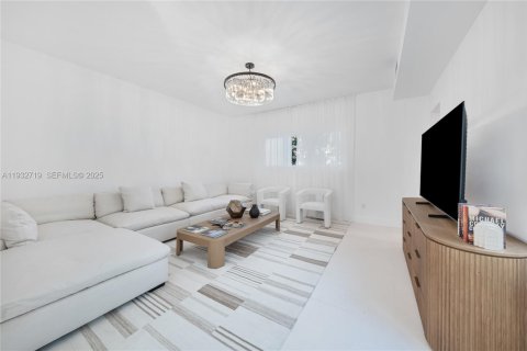 Townhouse in Miami Beach, Florida 5 bedrooms, 424.93 sq.m. № 1991287 - photo 14
