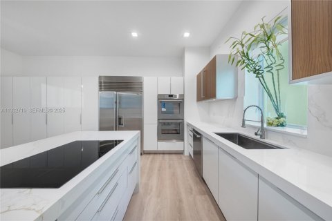 Townhouse in Miami Beach, Florida 5 bedrooms, 424.93 sq.m. № 1991287 - photo 18