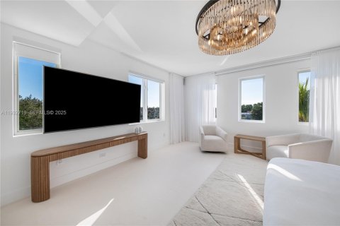 Townhouse in Miami Beach, Florida 5 bedrooms, 424.93 sq.m. № 1991287 - photo 29