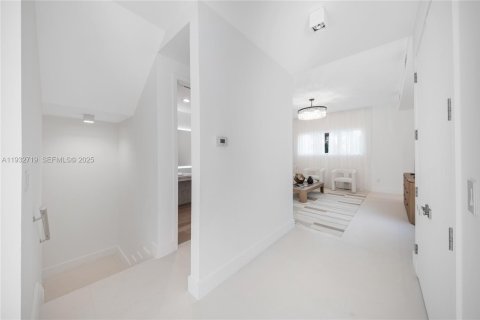 Townhouse in Miami Beach, Florida 5 bedrooms, 424.93 sq.m. № 1991287 - photo 13