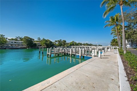 Townhouse in Miami Beach, Florida 5 bedrooms, 424.93 sq.m. № 1991287 - photo 26