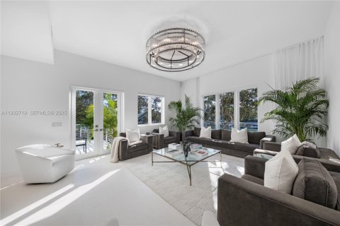 Townhouse in Miami Beach, Florida 5 bedrooms, 424.93 sq.m. № 1991287 - photo 10