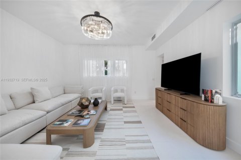 Townhouse in Miami Beach, Florida 5 bedrooms, 424.93 sq.m. № 1991287 - photo 15