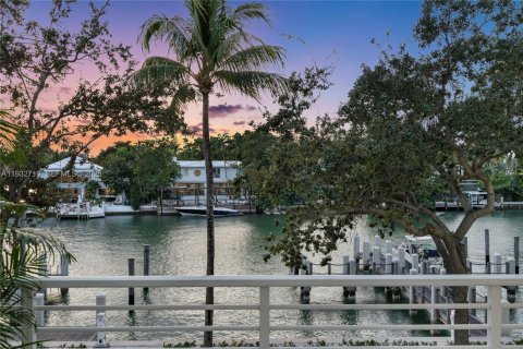 Townhouse in Miami Beach, Florida 5 bedrooms, 424.93 sq.m. № 1991287 - photo 4