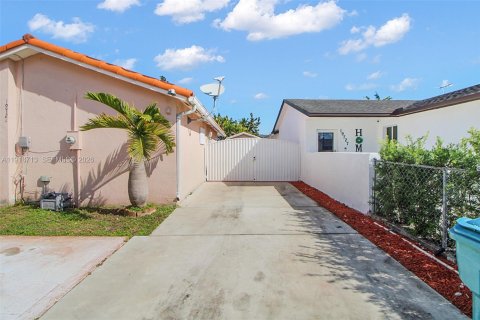 House in Miami, Florida 2 bedrooms, 107.4 sq.m. № 1973988 - photo 27