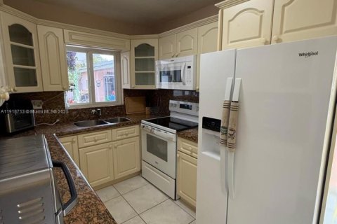 House in Miami, Florida 2 bedrooms, 107.4 sq.m. № 1973988 - photo 7