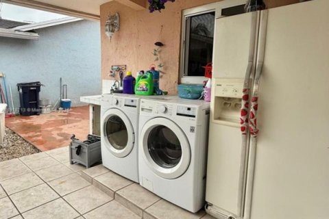 House in Miami, Florida 2 bedrooms, 107.4 sq.m. № 1973988 - photo 19