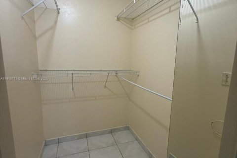 House in Miami, Florida 2 bedrooms, 107.4 sq.m. № 1973988 - photo 17