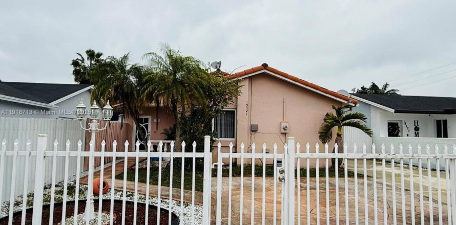 House in Miami, Florida 2 bedrooms, 107.4 sq.m. № 1973988