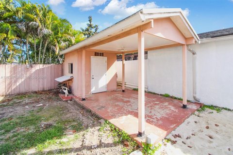 House in Miami, Florida 2 bedrooms, 107.4 sq.m. № 1973988 - photo 26