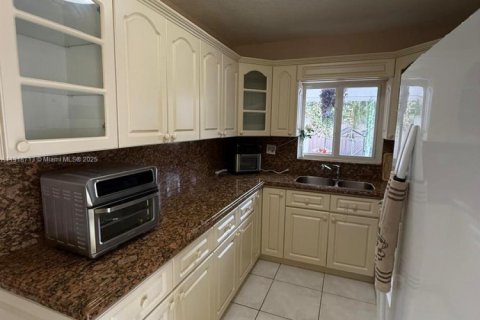 House in Miami, Florida 2 bedrooms, 107.4 sq.m. № 1973988 - photo 9