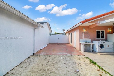 House in Miami, Florida 2 bedrooms, 107.4 sq.m. № 1973988 - photo 24