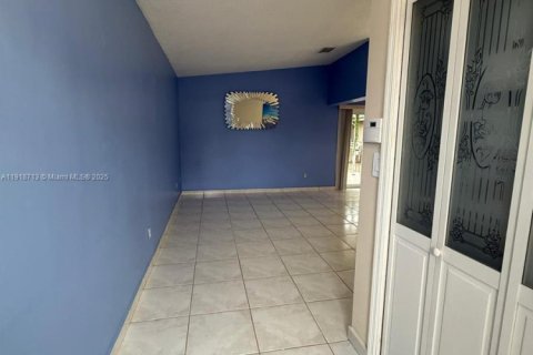 House in Miami, Florida 2 bedrooms, 107.4 sq.m. № 1973988 - photo 4