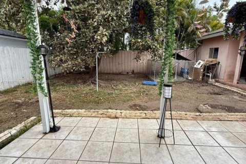 House in Miami, Florida 2 bedrooms, 107.4 sq.m. № 1973988 - photo 18