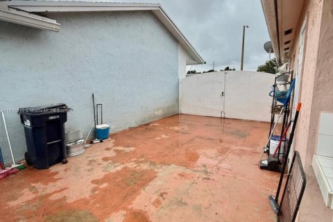 House in Miami, Florida 2 bedrooms, 107.4 sq.m. № 1973988 - photo 20