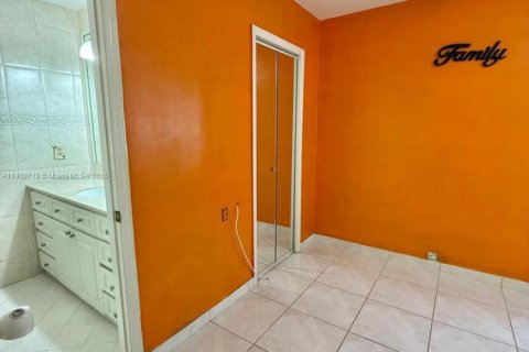 House in Miami, Florida 2 bedrooms, 107.4 sq.m. № 1973988 - photo 13