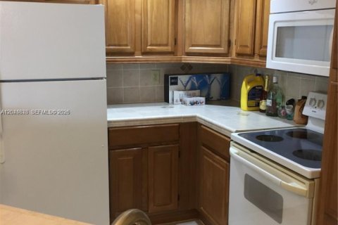 Condo in Sunrise, Florida, 2 bedrooms № 2174294 - photo 4