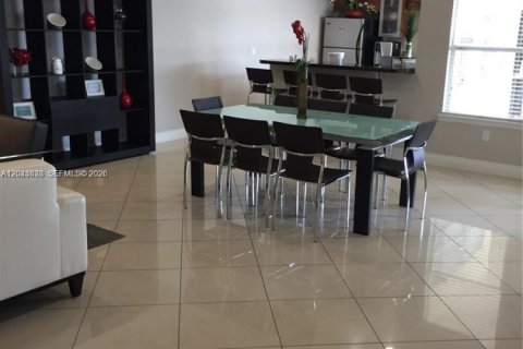 Condo in Sunrise, Florida, 2 bedrooms № 2174294 - photo 2