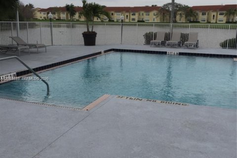 Condo in Sunrise, Florida, 2 bedrooms № 2174294 - photo 9