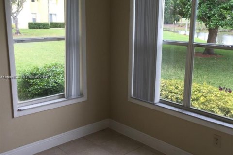 Condo in Sunrise, Florida, 2 bedrooms № 2174294 - photo 6