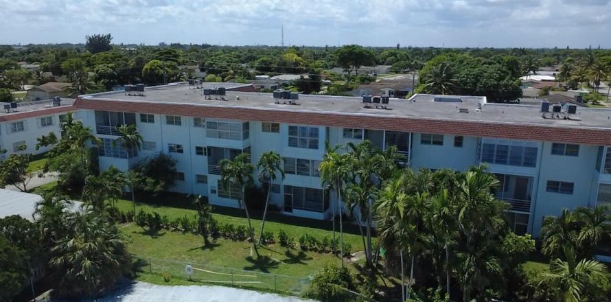 Condo in Lauderhill, Florida, 1 bedroom № 2370194