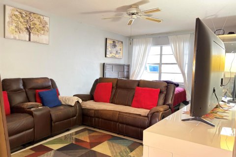 Condo in Lauderhill, Florida, 1 bedroom № 2370194 - photo 9