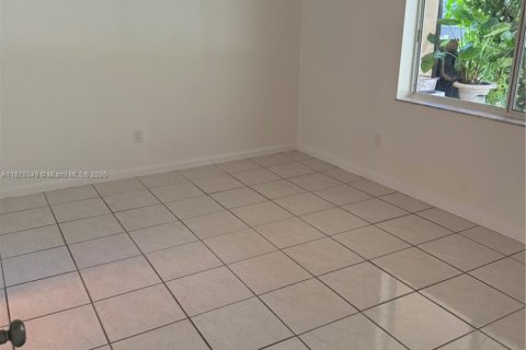 Снять в аренду таунхаус в Майами, Флорида 4 спальни, 127.46м2, № 1927647 - фото 15