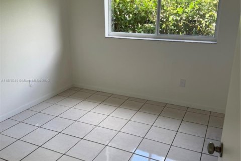 Снять в аренду таунхаус в Майами, Флорида 4 спальни, 127.46м2, № 1927647 - фото 7