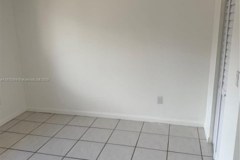 Снять в аренду таунхаус в Майами, Флорида 4 спальни, 127.46м2, № 1927647 - фото 10