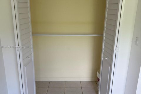 Снять в аренду таунхаус в Майами, Флорида 4 спальни, 127.46м2, № 1927647 - фото 6