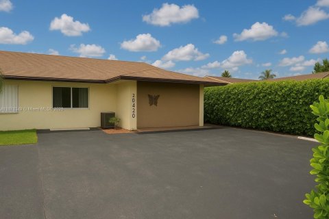 Снять в аренду таунхаус в Майами, Флорида 4 спальни, 127.46м2, № 1927647 - фото 1