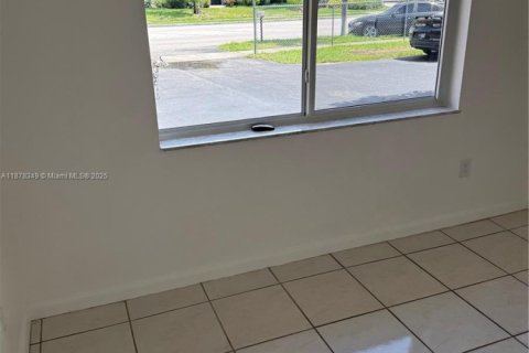 Снять в аренду таунхаус в Майами, Флорида 4 спальни, 127.46м2, № 1927647 - фото 9