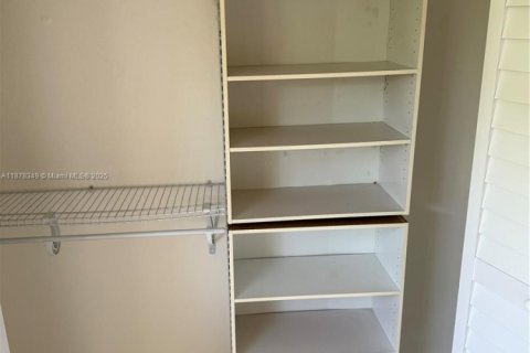 Снять в аренду таунхаус в Майами, Флорида 4 спальни, 127.46м2, № 1927647 - фото 8