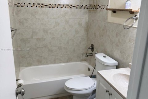 Снять в аренду таунхаус в Майами, Флорида 4 спальни, 127.46м2, № 1927647 - фото 12