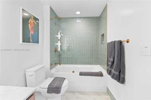 Condo in Miami, Florida, 3 bedrooms  № 2052794 - photo 21