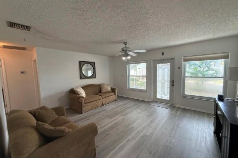 House in Jensen Beach, Florida 3 bedrooms, 86.58 sq.m. № 2401242 - photo 6
