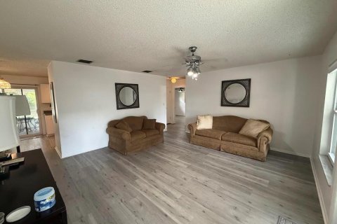House in Jensen Beach, Florida 3 bedrooms, 86.58 sq.m. № 2401242 - photo 3
