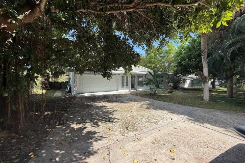 House in Jensen Beach, Florida 3 bedrooms, 86.58 sq.m. № 2401242 - photo 2