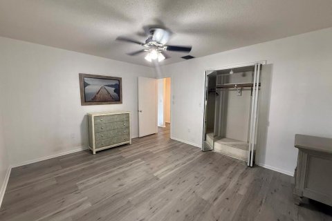 House in Jensen Beach, Florida 3 bedrooms, 86.58 sq.m. № 2401242 - photo 16
